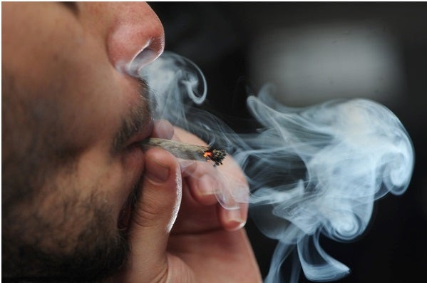 Adolescentes hispanos y afroamericanos los mu00e1s fumadores marihuana en EE