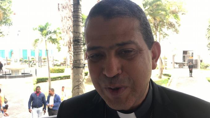 Obispo auxiliar de santiago dice desacuerdo de lideres politicos es mal ejemplo para los jovenes