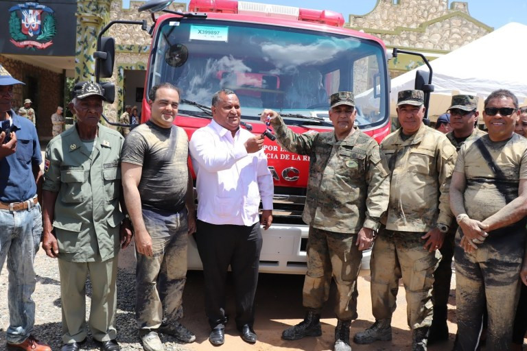 Ministro defensa camion bomberos pedro santana