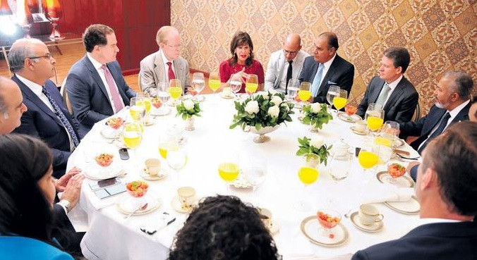 Robin Bersntein embajadora de los Estados Unidos miembras hablaba en un desayuno organizado por el periu00f3dico Listu00edn Diario.