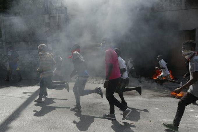 Centenares de opositores intentan llegar a casa del presidente de haiti