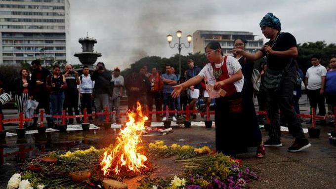 Piden respetar altar en memoria de 41 ninas muertas en un hogar en guatemala