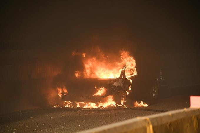 Vehiculo se incendia en el tunel de la 27 de febrero con maximo gomez