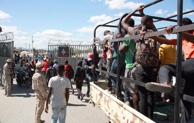 Paran en seco a cientos de haitianos que querian cruzar la frontera