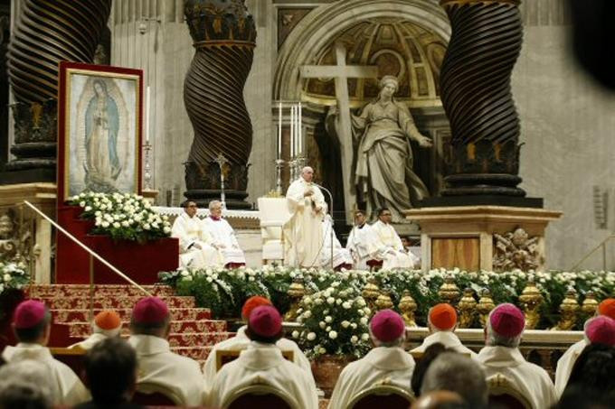 El papa recuerda que la iglesia es femenina en la misa por guadalupe