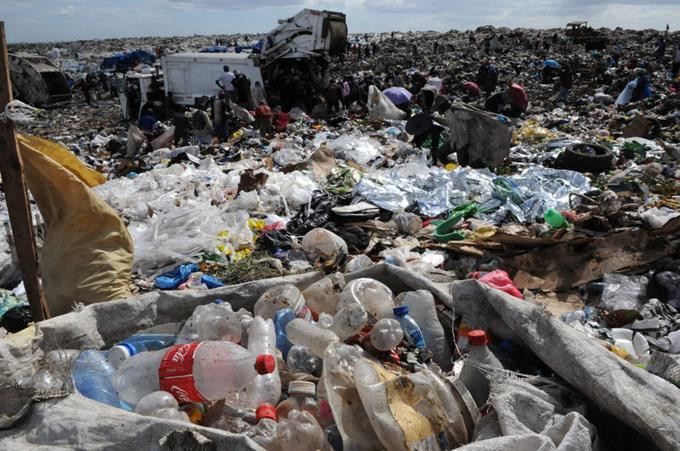 Medio ambiente dice pais no esta listo para descartar plastico de un solo uso
