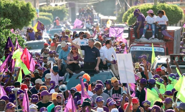 Gonzalo Castillo durante una marcha caravana del PLD este jueves en San Pedro de Macoru00eds
