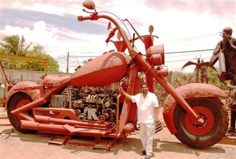 Jose Ignacio Morales junto a una de sus obras