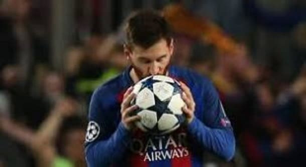 Messi besa la pelota