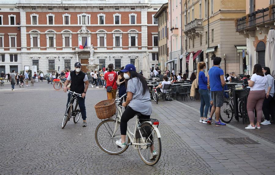 Italia reabre hoy comercios y restaurantes y permite el libre movimiento en la regiu00f3n (1)
