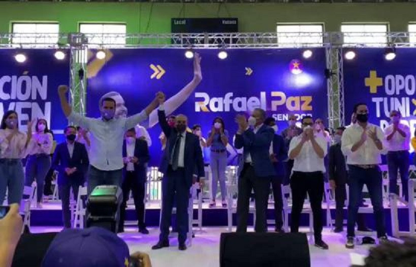 El presidente Danilo Medina levanta la mano a Rafael Paz.