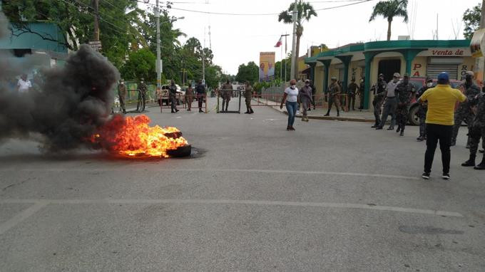 Manifestantes policias enfrentan tiros junta municipal elias pina