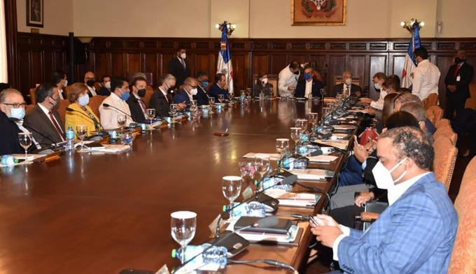 Abinader discute con ministros acelerar politicas de desarrollo