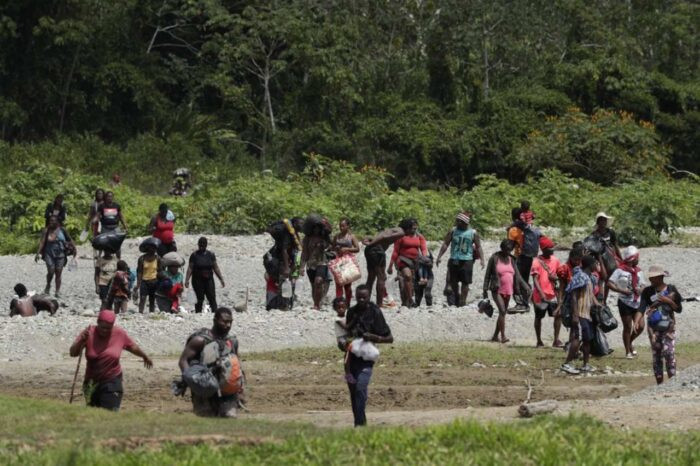 Migrantes haitianos cruzan el ru00edo Tuquesa despuu00e9s de caminar a travu00e9s de la selva hacia Bajo Chiquito Panamu00e1 700x466