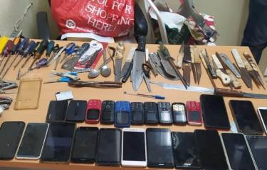 Celulares y cuchillos incautados en foco 0 0 375 240 por cu00e1rcel la victoria 0f3d67f6