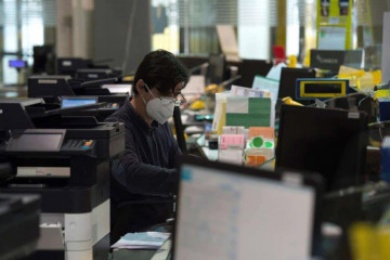 Hombre en oficina mascarilla subida el 04052022 archivo efe luca piergiovanni 12a402fe focus 0.09 min0.06 895 573