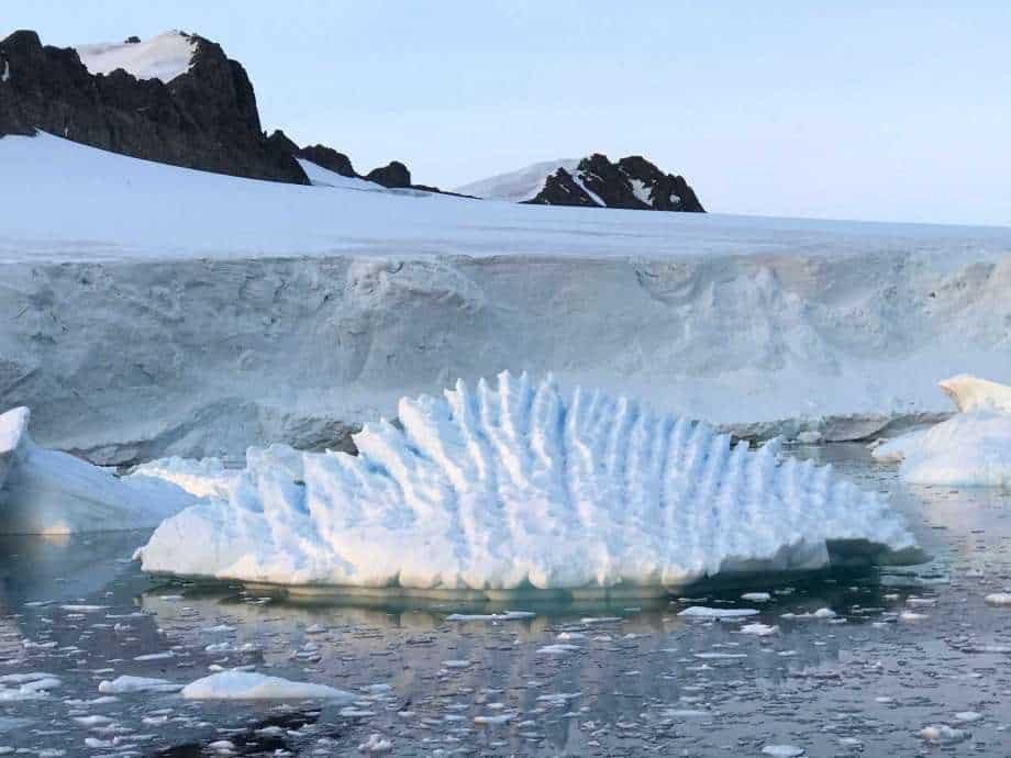 Imagen en blanco y negro de hielo sobre el agua con una montau00f1a nevada 5847cf92