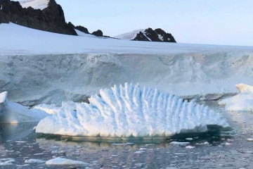 Imagen en blanco y negro de hielo sobre el agua con una montaña nevada 5847cf92