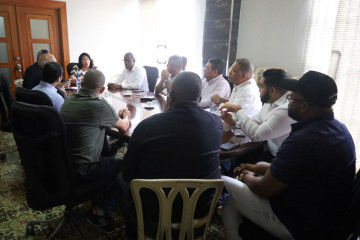 La vicealcaldesa de SanCristóbal Marisela Mesa junto a dueños de vallas publicitarias.