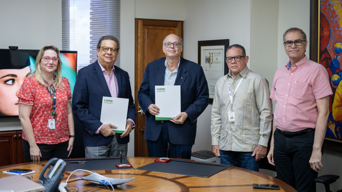 2. La Dra.Claudia Scharf, Arq. Miguel Fiallo Calderu00f3n, rector, Dr. Herbert Stern Du00edaz, Dr.William Duke y el Dr. Eduardo Garcu00eda