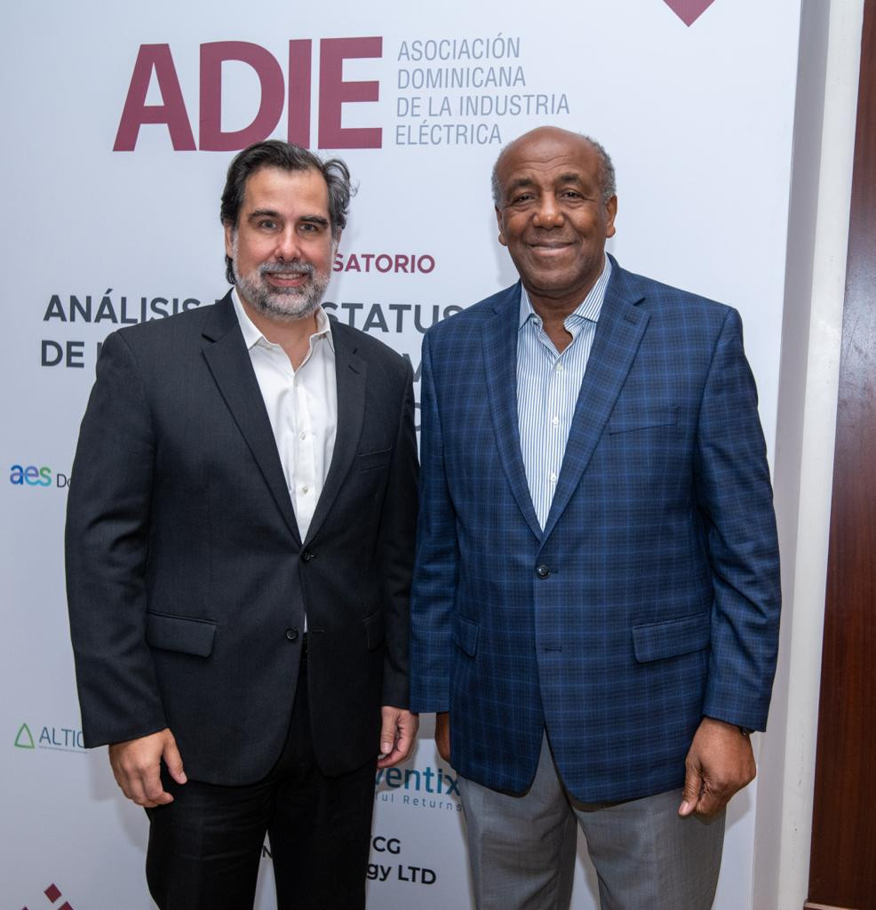 Manuel Cabral, vicepresidente ejecutivo de la ADIE Y Antonio Almonte, ministro de Energu00eda y Minas.