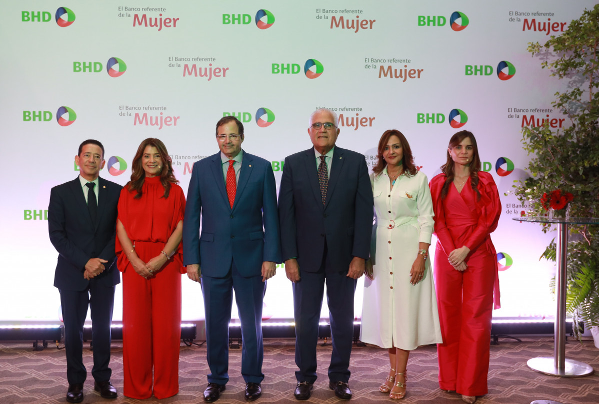 Adrian Guzman, Rosa Marubeni, Steven Puig, Luis Lembert, Josefina Gonzalez y Coral Sanchez
