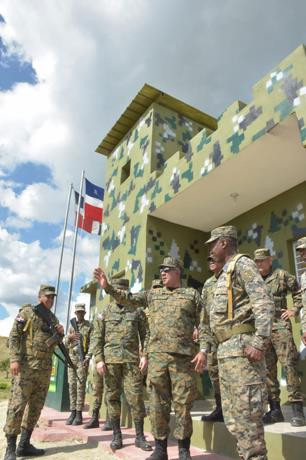 Ministro de defensa y altos mandos militares inspeccionan frontera