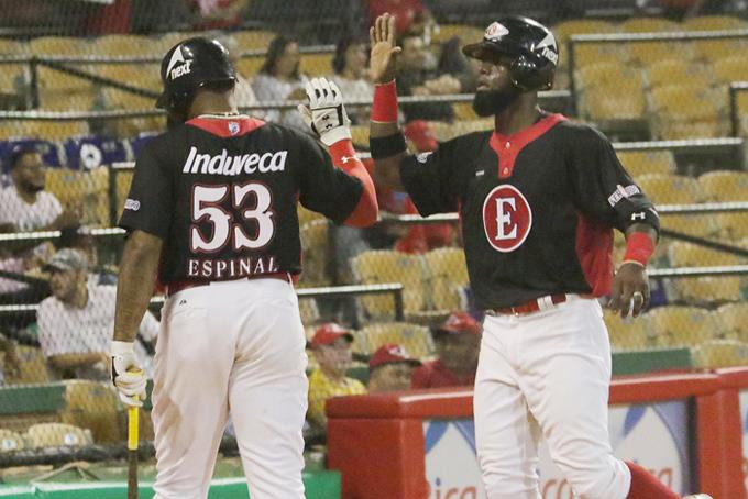 Leones ganan y empatan en la cima del torneo