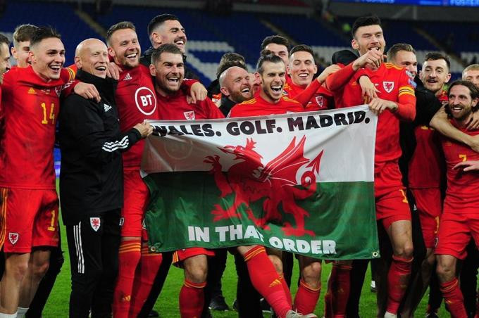 Gareth bale vuelve al madrid tras pasearse con una bandera que decia gales golf madrid en esa orden