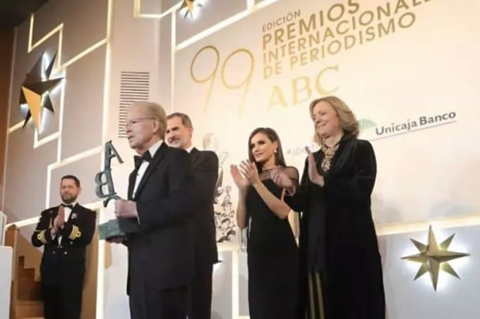 Pepu00edn Corripio recibe el premio Luca de Tena