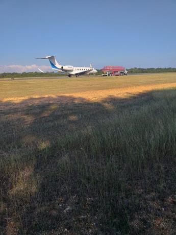 Impiden a aeronave dejar pasajero chino en el aila