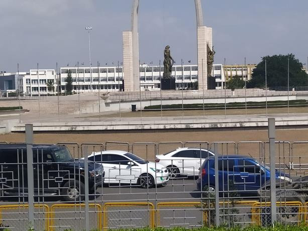 Colocan camara de seguridad en la explanada frontal de la jce y retiran las banderas de la plaza