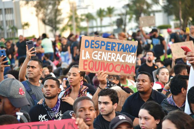 Cuarto dia de protestas con disfrazados de superheroes
