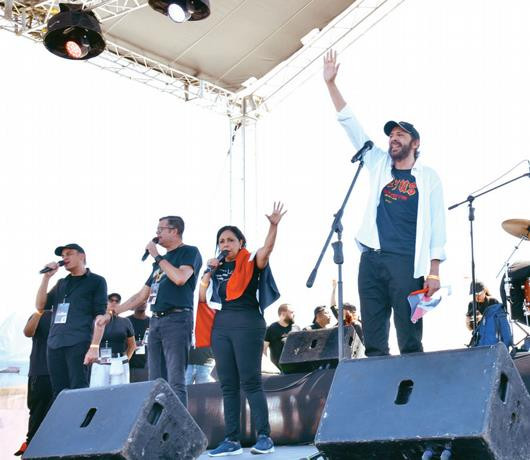 Populares artistas del pais unen sus voces a la protesta juvenil en la plaza de la bandera