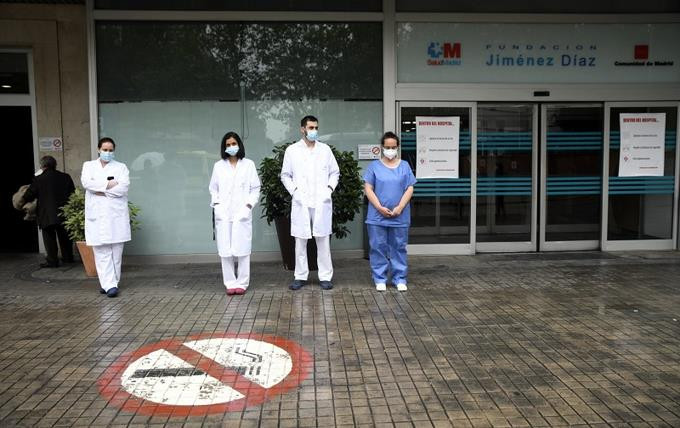 Acusan a gobiernos americanos de no proteger a su personal sanitario en una situacion deplorable