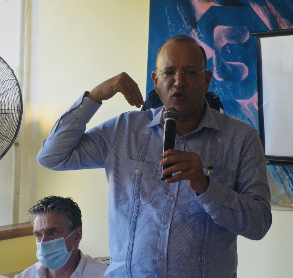 Ulises Rodriguez se dirige a los presentes en el acto con tabaquero en Tamboril