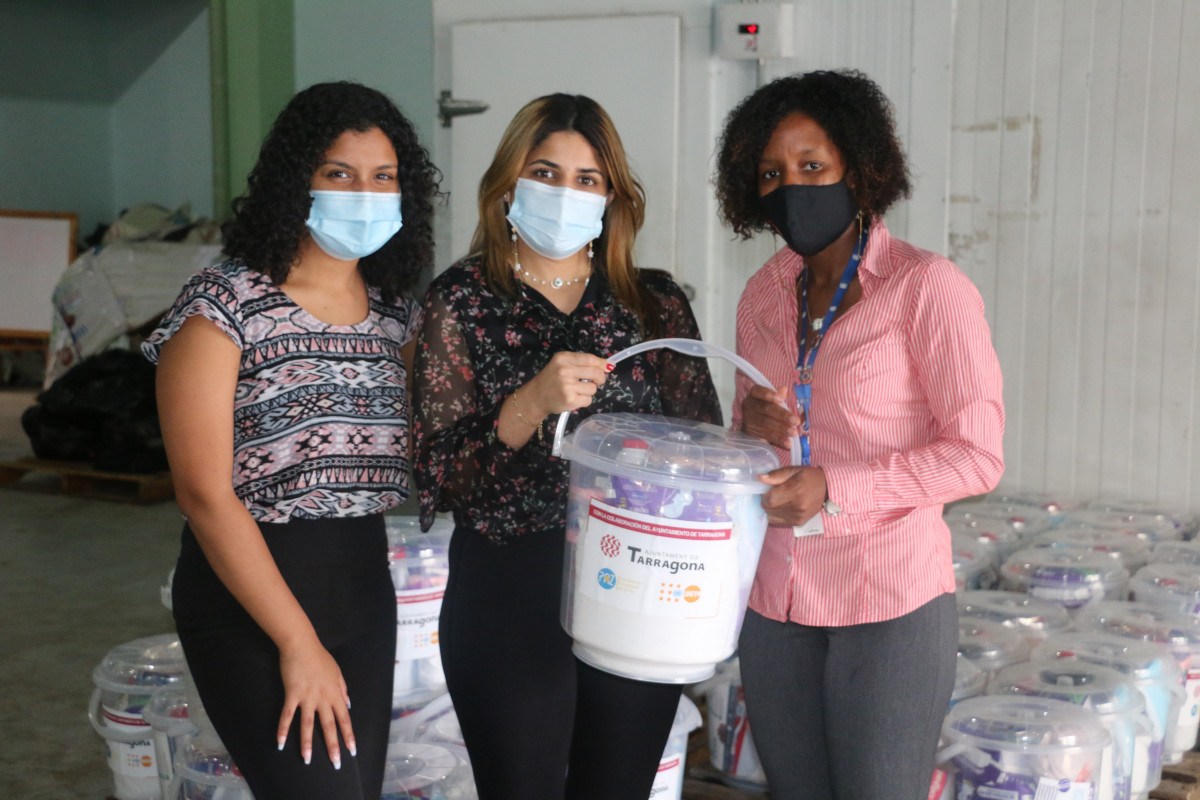 Entrega de kits en Azua UNFPA   ACPP   Tarragona CONANI RECIBE KITS PARA HOGARES DE PASO