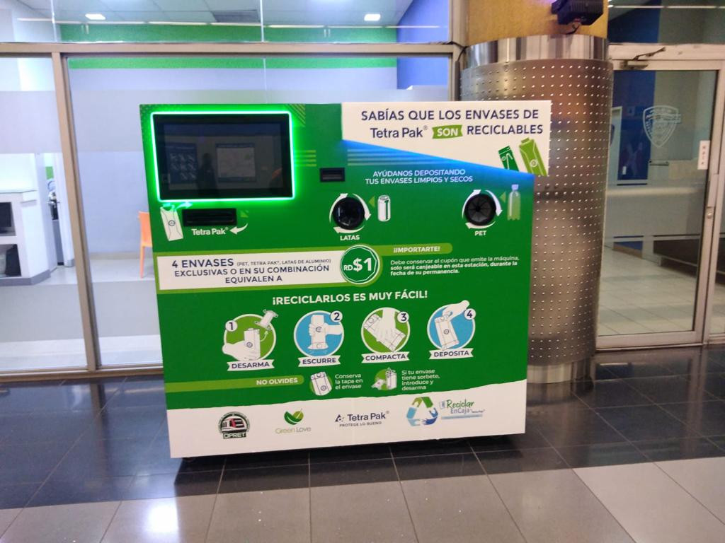 Mu00e1quina de recolecciu00f3n de envases para el reciclaje instalada en el Metro de Santo Domingo