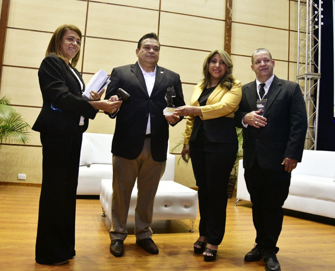 El licenciado Josu00e9 Ruben Gonell Cosme es reconocido por Colegio de Abogados seccional del Distrito Nacional