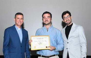 Foto 2  padre jorge william hernu00e1ndez du00edaz sj rector del colegio loyola  y oscar casalis  entregan a sebastiu00e1n alejandro otero bu00e1ez actor corto mirrors caefd1fb focus min0.04 0.43 375 240