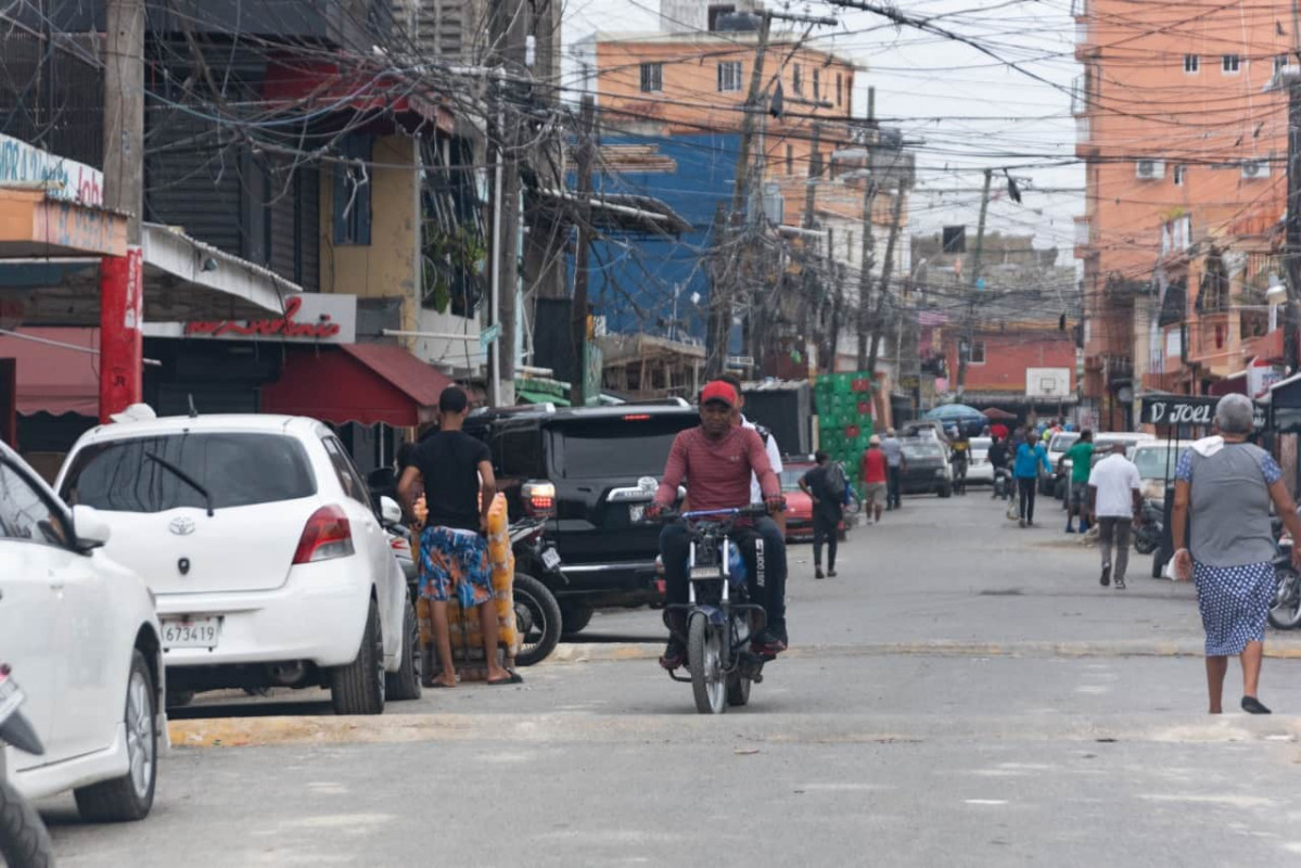 Un grupo de personas en moto en una calle 3521a85e