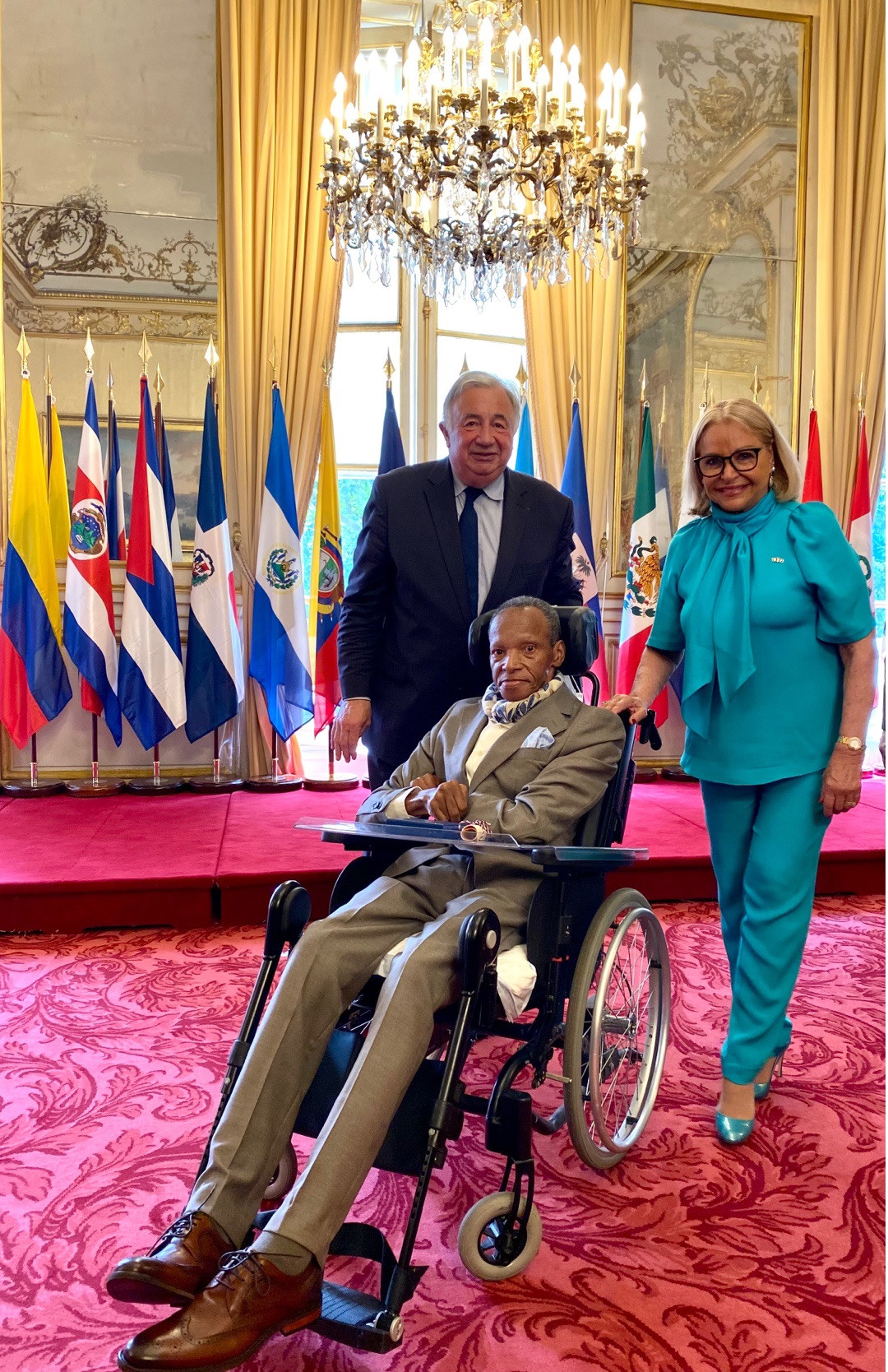 1 [Foto principal] Los seu00f1ores Gerard Larcher, presidente del senado francu00e9s  el artista Vicente Pimentel y su excelencia, embajadora Rosa Hernu00e1ndez de Grullu00f3n.