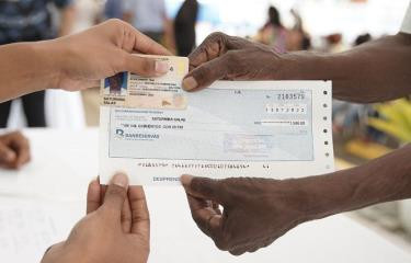 Las  jornadas de entrega del bono iniciaran el viernes 19 de agosto en diversas escuelas y clubes del gran santo domingo 513622e6 focus 0 0 375 240