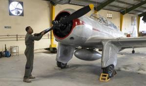 Un hombre con un avion de juguete 350c5930 focus 0 0 299 176