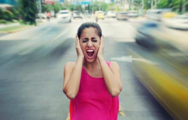 Mujer hablando por telu00e9fono en la calle 3dd37346 focus 0 0 375 240