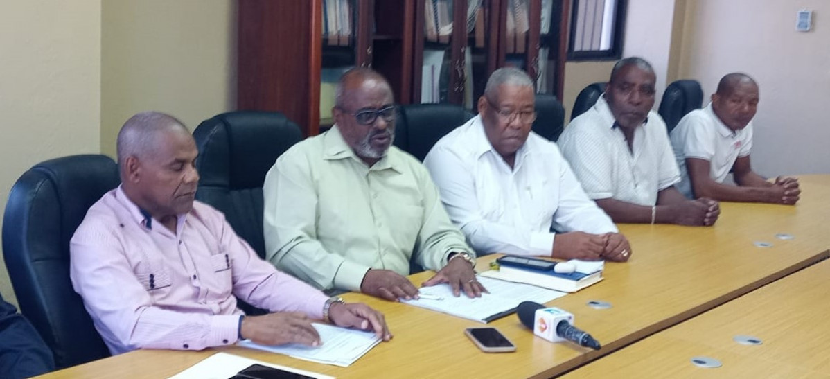 Santiago Samora junto a dirigentes sindicales