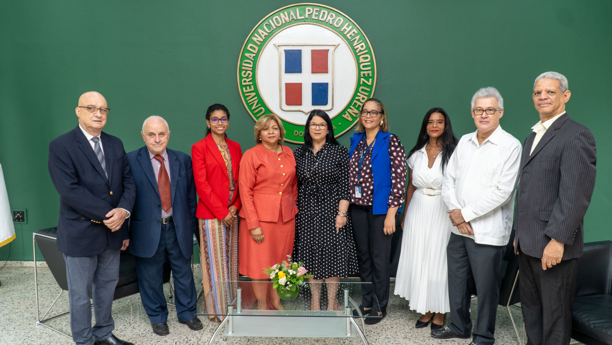 1. Autoridades de la UNPHU junto a los panelistas expertos